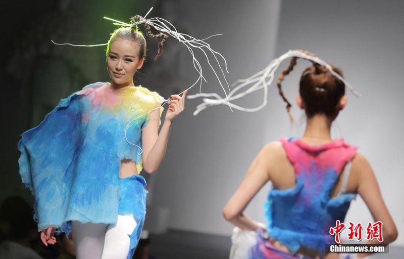 난징대학 패션디자인 학과 졸업작품 무대…‘독특&창의’