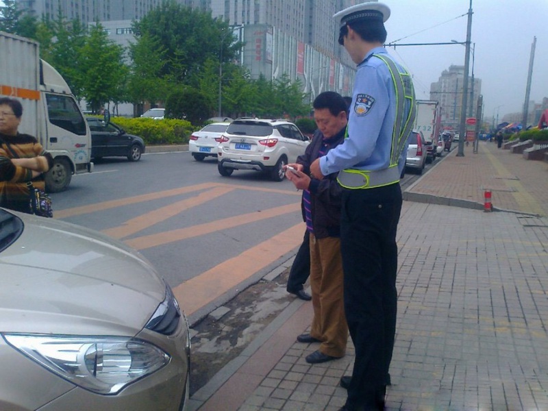 중국서 가장 키 큰 교통경찰 화제…2m 키에 외모도 훈훈