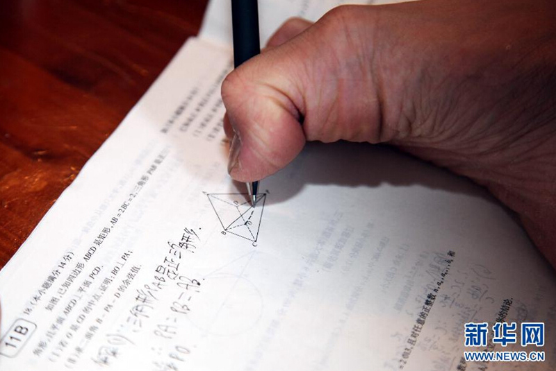 쓰촨 ‘팔 없는 소년’, 발가락으로 문제 풀며 수능 도전