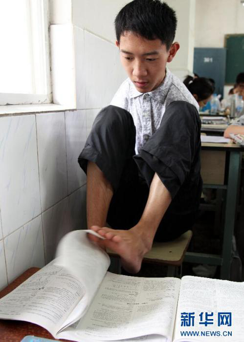 쓰촨 ‘팔 없는 소년’, 발가락으로 문제 풀며 수능 도전