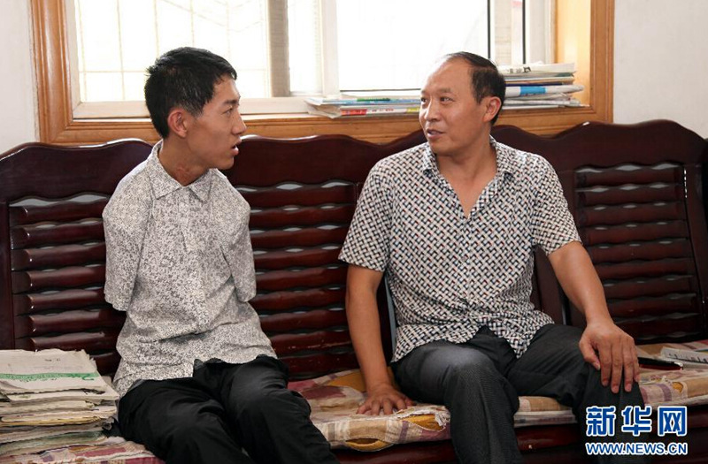 쓰촨 ‘팔 없는 소년’, 발가락으로 문제 풀며 수능 도전