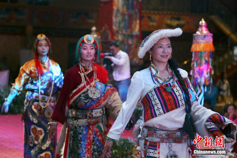 티베트족 화려한 런웨이 패션쇼 개최…‘동충하초 아가씨’