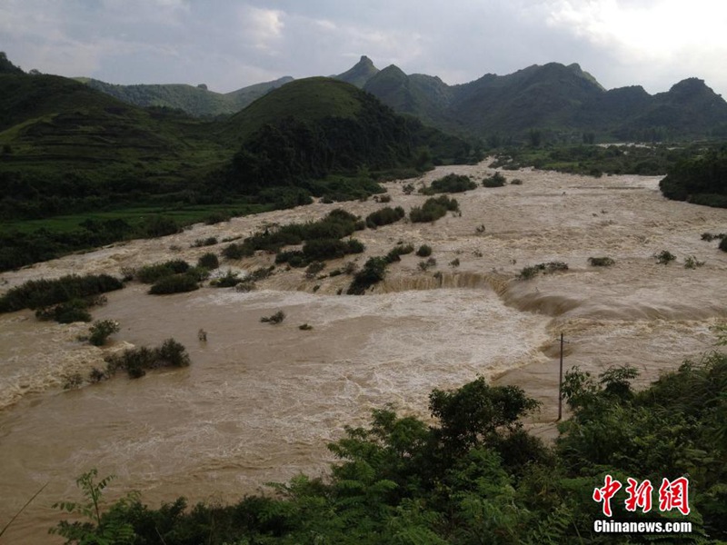 폭우로 中•베트남 국경 아시아 최대 폭포 수위 급증