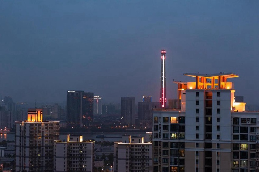 상하이 대형굴뚝이 온도계로 변신…기념 촬영지로 인기