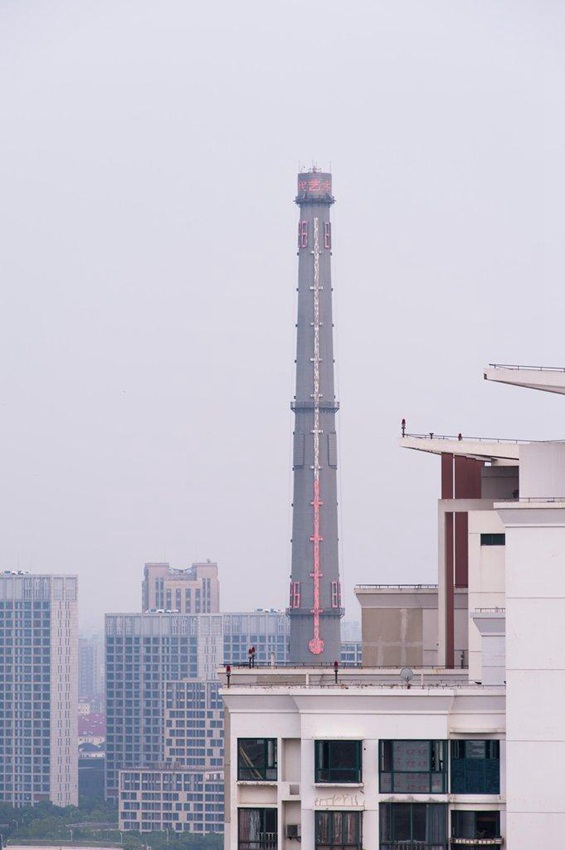 상하이 대형굴뚝이 온도계로 변신…기념 촬영지로 인기