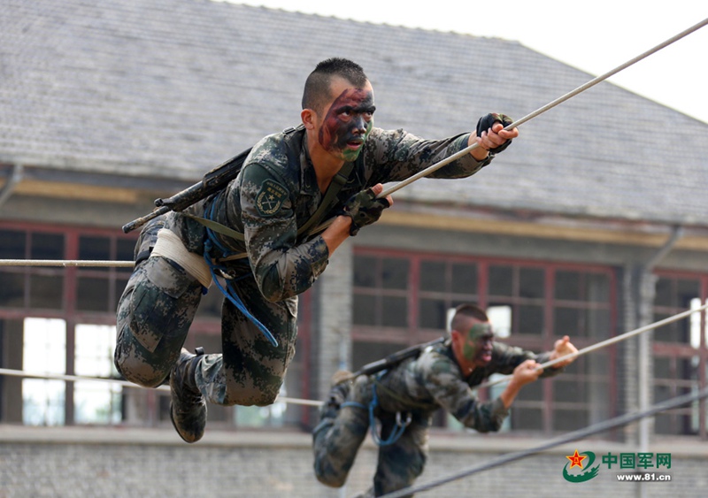 中육군 특전돌격훈련 실시…거침없는 파워 과시 