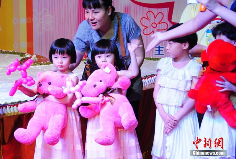 난창 ‘쌍둥이 축제’서 혼혈 쌍둥이 미녀 눈길 끌어