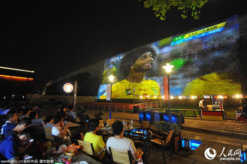 난징서 600년前 벽에 월드컵 경기 중계…인기 만점