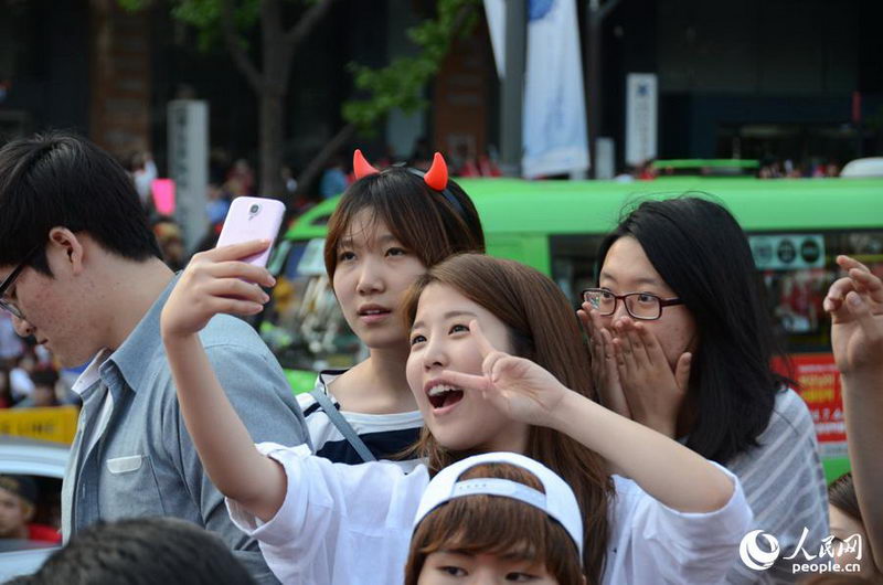 월드컵 한국-러시아 1:1 무승부, 열띤 거리응원 펼쳐져