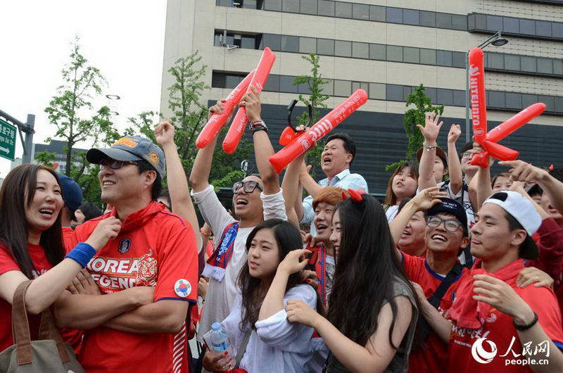 월드컵 한국-러시아 1:1 무승부, 열띤 거리응원 펼쳐져