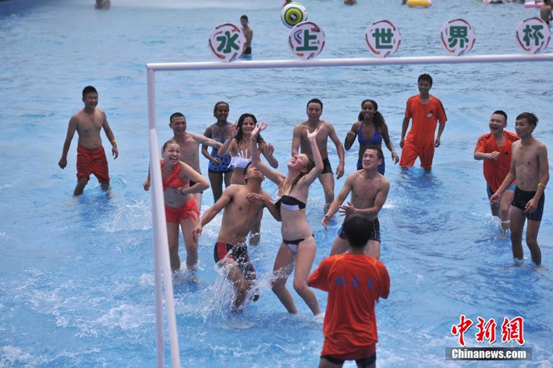 충칭서 수상 축구경기 개최 “월드컵 파이팅!”
