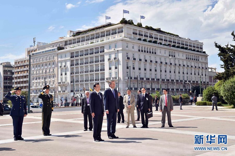 리커창 총리, 그리스 무명용사 기념비에 헌화해
