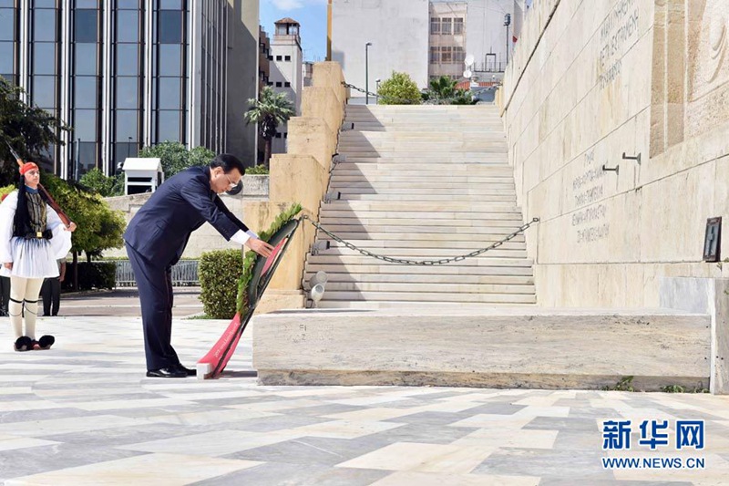 리커창 총리, 그리스 무명용사 기념비에 헌화해