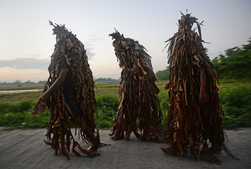 필리핀 ‘타옹 푸틱’, 바나나잎 옷에 진흙 투성이 사람들