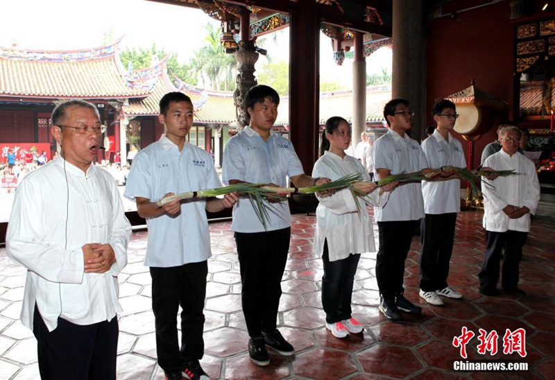 타이완 대입 앞두고 입시생 가족들 공자묘로 몰려