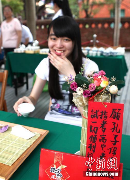 타이완 대입 앞두고 입시생 가족들 공자묘로 몰려