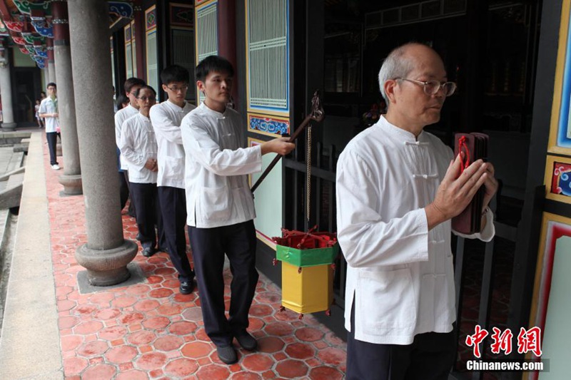 타이완 대입 앞두고 입시생 가족들 공자묘로 몰려