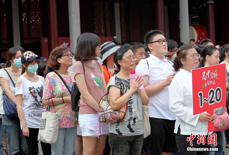 타이완 대입 앞두고 입시생 가족들 공자묘로 몰려