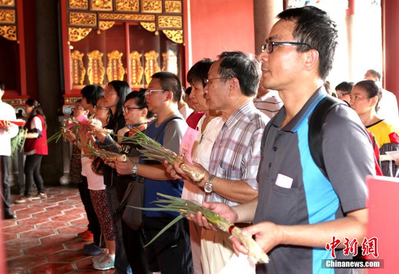 타이완 대입 앞두고 입시생 가족들 공자묘로 몰려