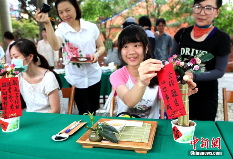 타이완 대입 앞두고 입시생 가족들 공자묘로 몰려