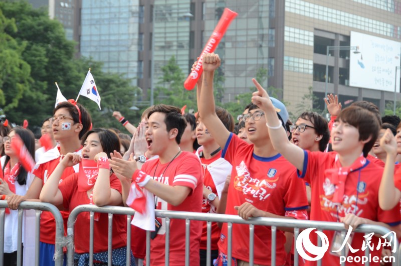 서울 광화문광장에서 시민들이 한국과 벨기에 경기를 응원하고 있다.