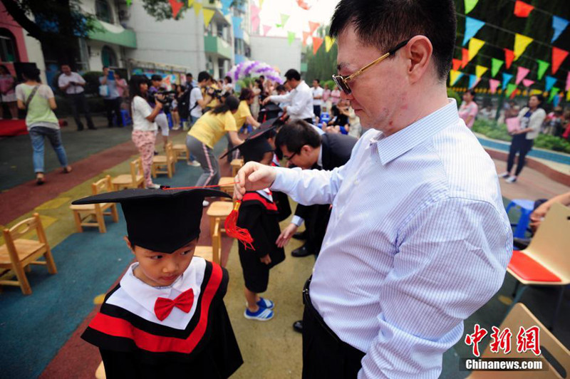 타이위안의 한 유치원, 학사복 입고 졸업식 거행