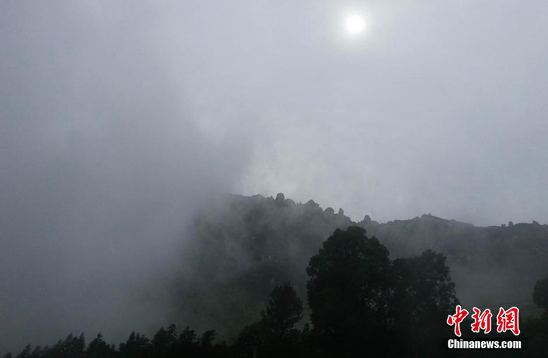 비 개인 장시성 링산, 구름 사이 드러난 선경(仙境)   