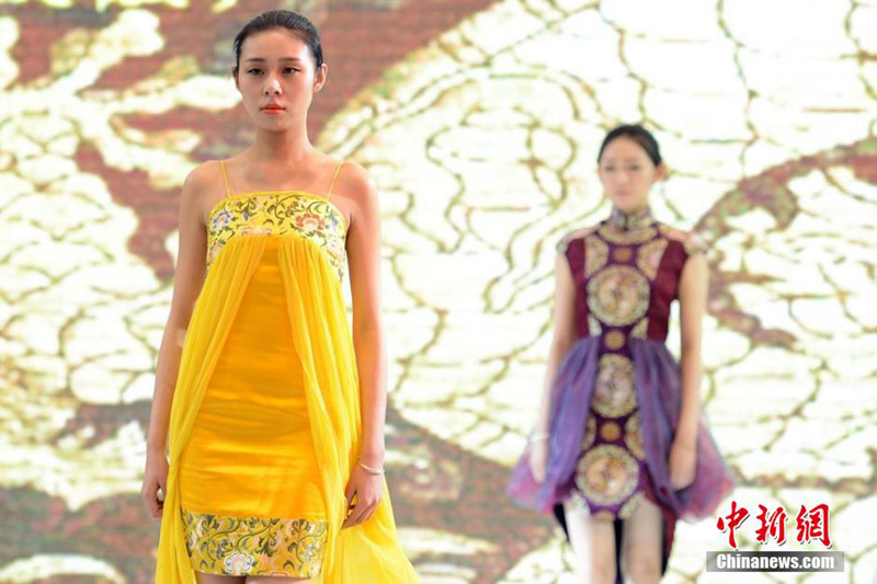 장쑤 도서전에 ‘운금’ 입은 모델 등장…화려한 빛깔 뽐내