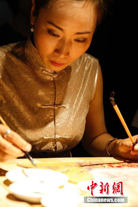 베이징서 유럽 수공예 가죽 조각품 전시회 열려