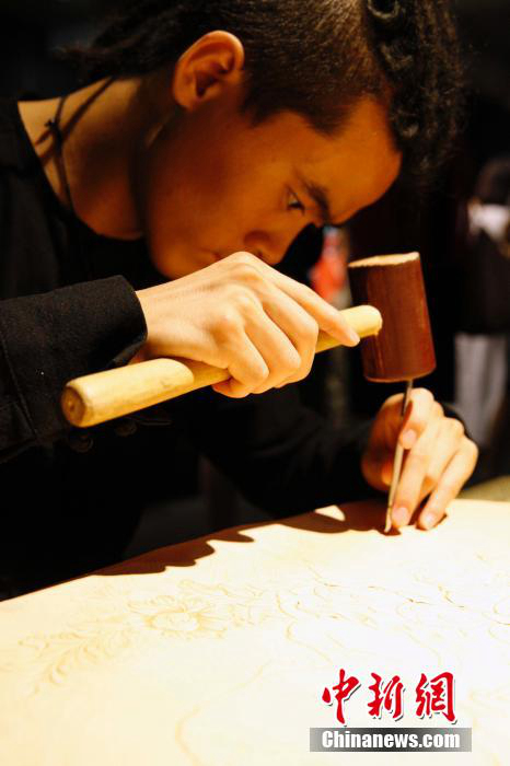 베이징서 유럽 수공예 가죽 조각품 전시회 열려