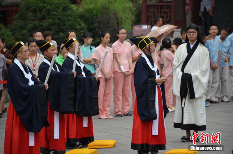 쓰촨 공자사당 제1기 여름캠프 개최…고대 개학식 재현