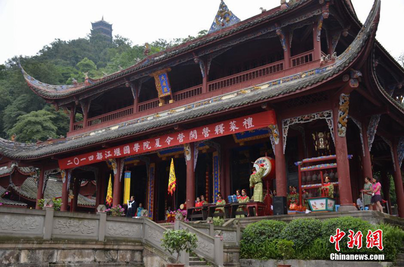 쓰촨 공자사당 제1기 여름캠프 개최…고대 개학식 재현