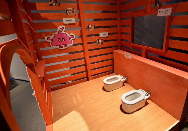일본서 화장실 전시전 열려…‘대변’ 만들기코너 인기