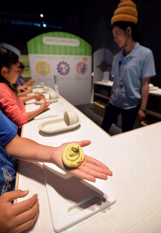 일본서 화장실 전시전 열려…‘대변’ 만들기코너 인기