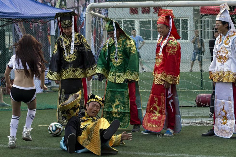 ‘포청천’이 축구장에 등장, 독일팀까지 격파하는 전통극 상연 