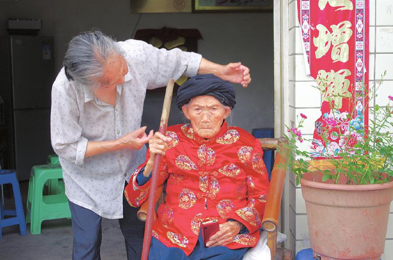 쓰촨 최고령 만 117세 노인 “농사일도 문제없어요”