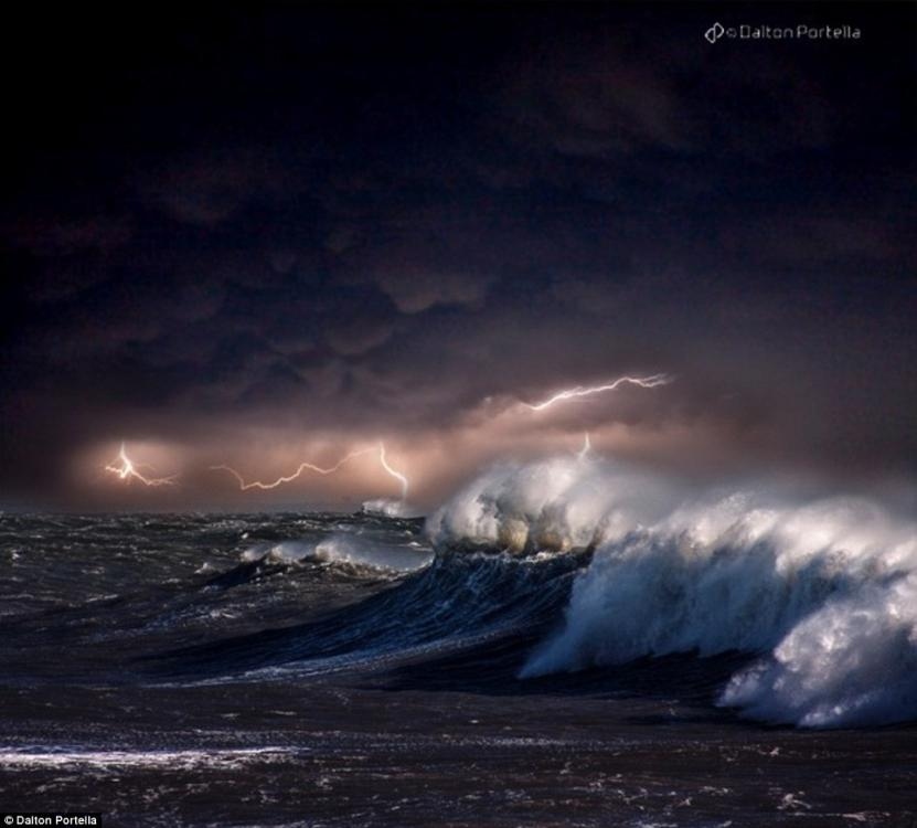 美사진작가가 촬영한 ‘폭풍우 치는 밤’, 간담이 서늘