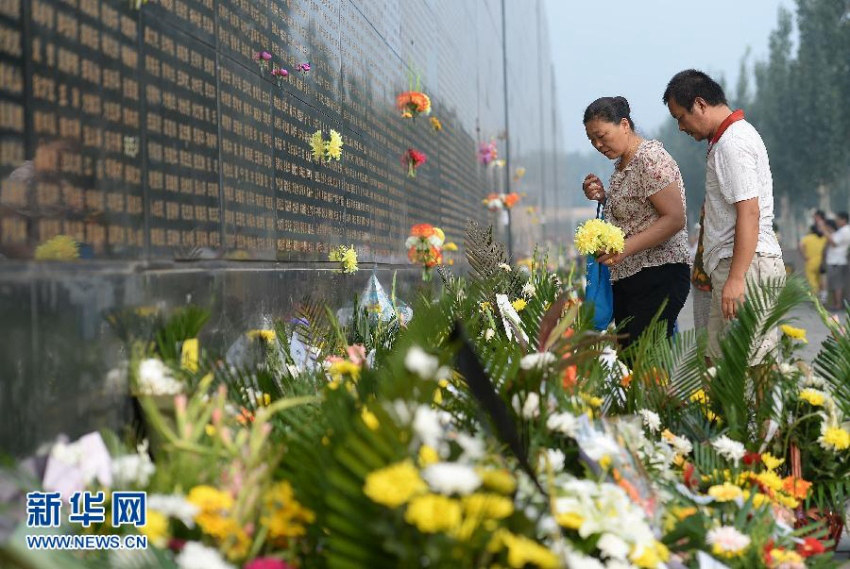 탕산대지진 38주년, 기념벽 찾아 고인 애도