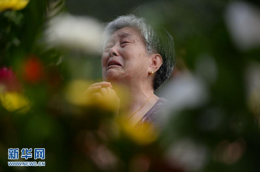 탕산대지진 38주년, 기념벽 찾아 고인 애도