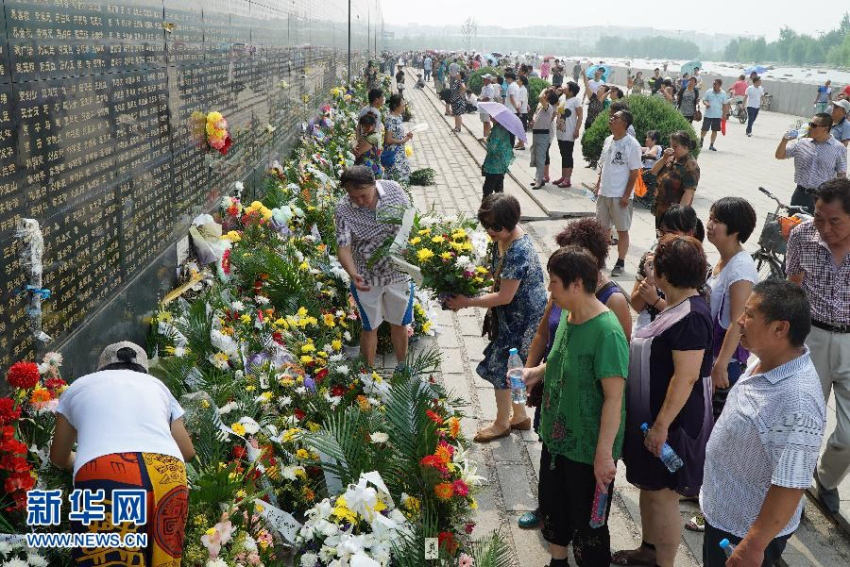 탕산대지진 38주년, 기념벽 찾아 고인 애도