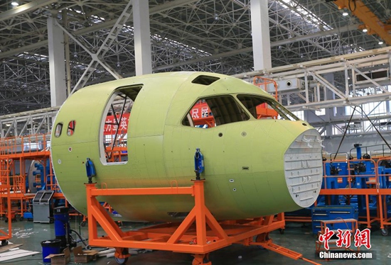 중국산 첫 대형여객기 기수 생산 완성…하반기 조립
