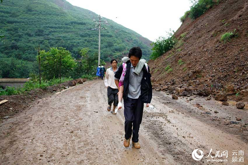 재난지역 주민들이 적극적으로 구조에 나선다. 인민망 리파싱(李發興) 촬영기자