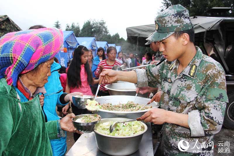 윈난 지진 현장, 이재민 1200여 명 따뜻한 식사 중