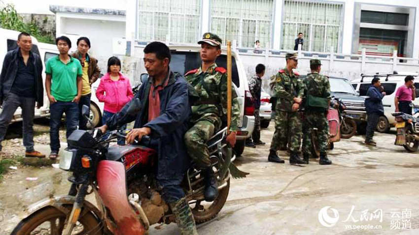 차오자 마을 주민들 오토바이로 구조대원 이동 도와
