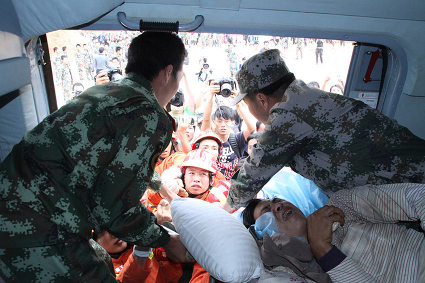 中, 육군 헬리콥터로 윈난 지진 중상자 후송