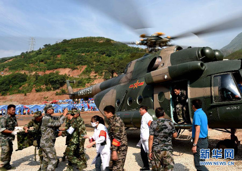 지난 7일 루뎬(魯甸)현 룽터우산(龍頭山)의 구조원들은 부상자를 헬리콥터에 태운 후 이륙을 준비하고 있다. 신화사 린이광(藺以光) 촬영기자