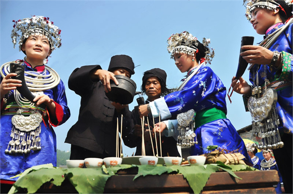 토가족(土家族)의 전통명절,류웨류(六月六)