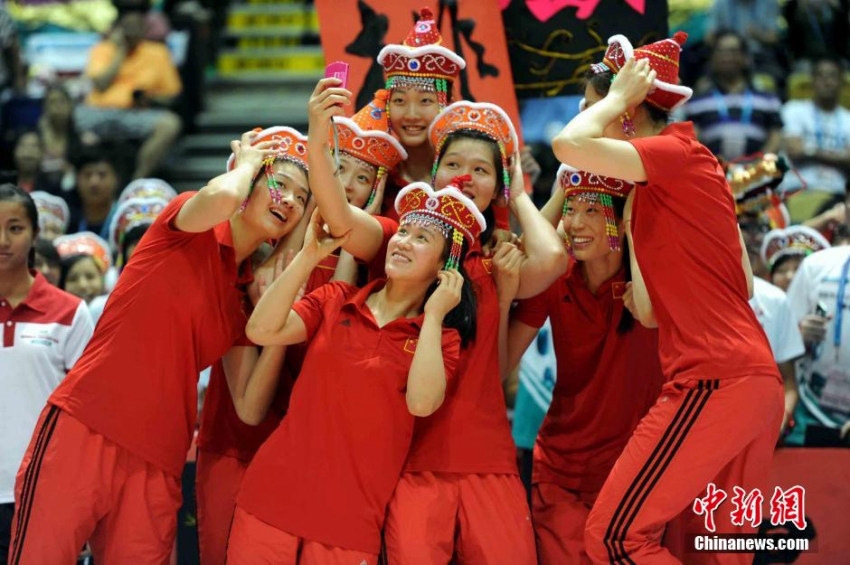 사진은 시상식에서 셀프카메라를 찍으며 기뻐하는 선수들의 모습이다.중국신문사(中國新聞社) 탄다밍(譚達明) 촬영