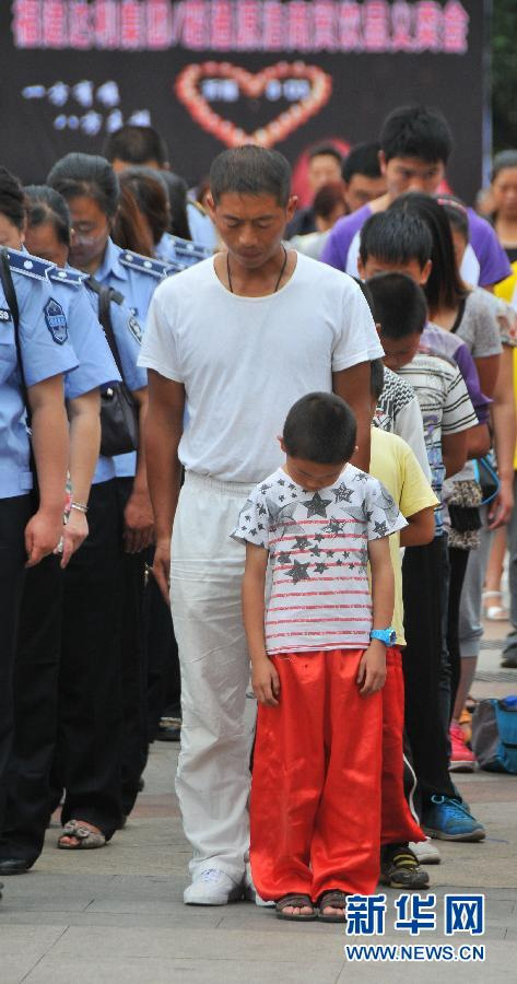 윈난, 루뎬 지진 사망자를 위한 애도 물결 이어져