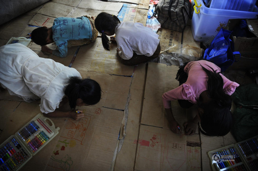 루뎬 지진발생 지역, 아이들은 지진 후 희망을 그린다.